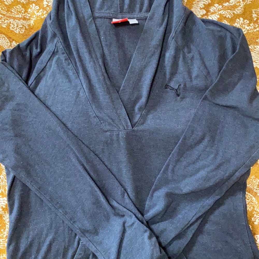 Puma gray women’s size medium pull over long sleep top with hood